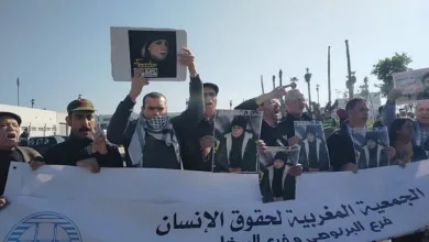 عشرات النشطاء الحقوقيون بالمغرب في وقفة احتجاجية أمام السجن المحلي عكاشة بالدار البيضاء، تضامنا مع المعتقلة السياسية سعيدة العلمي